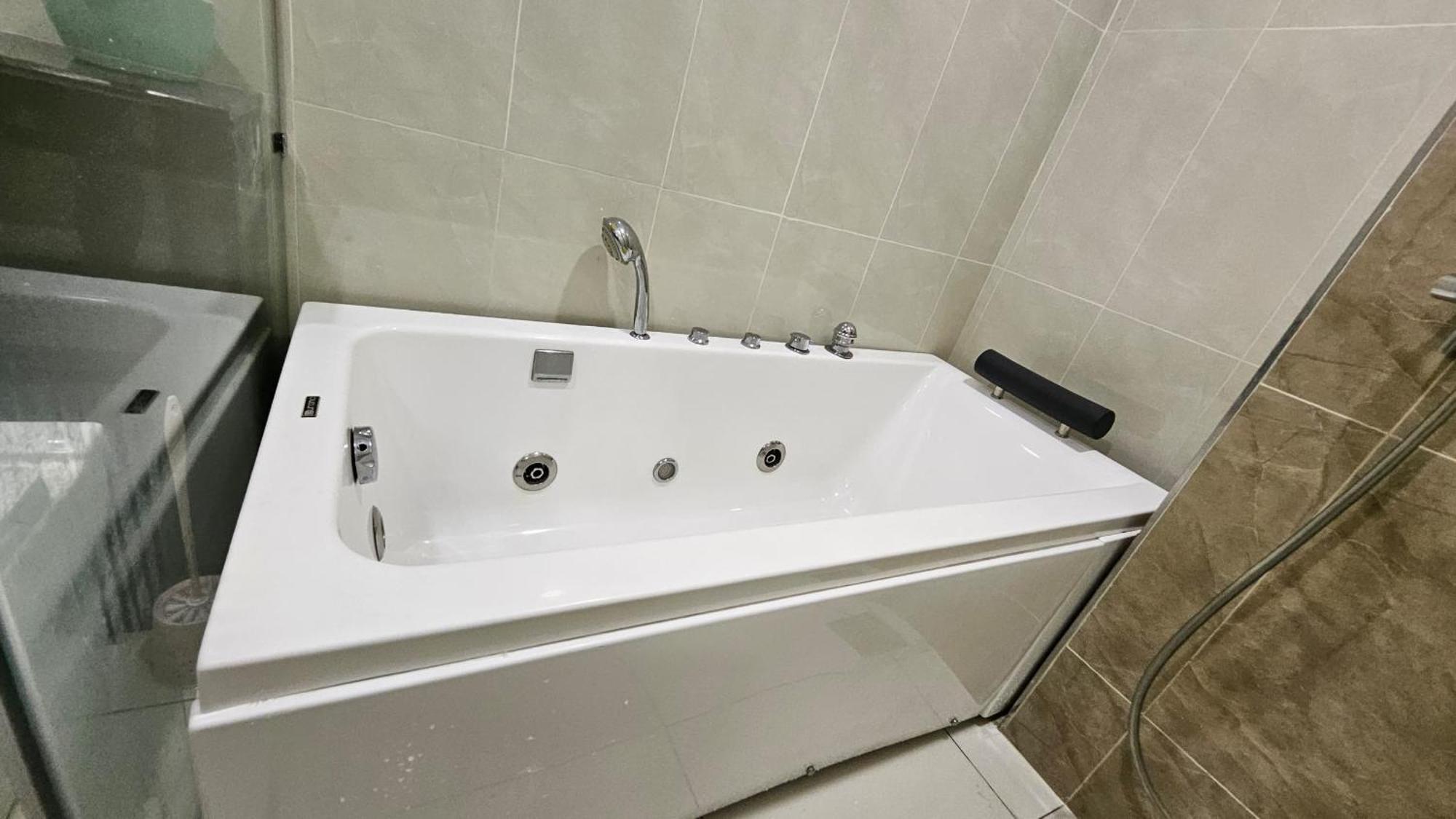 ג'והור בהרו Paragon Suites Studios With Private Jacuzzi Near Ciq Rts מראה חיצוני תמונה
