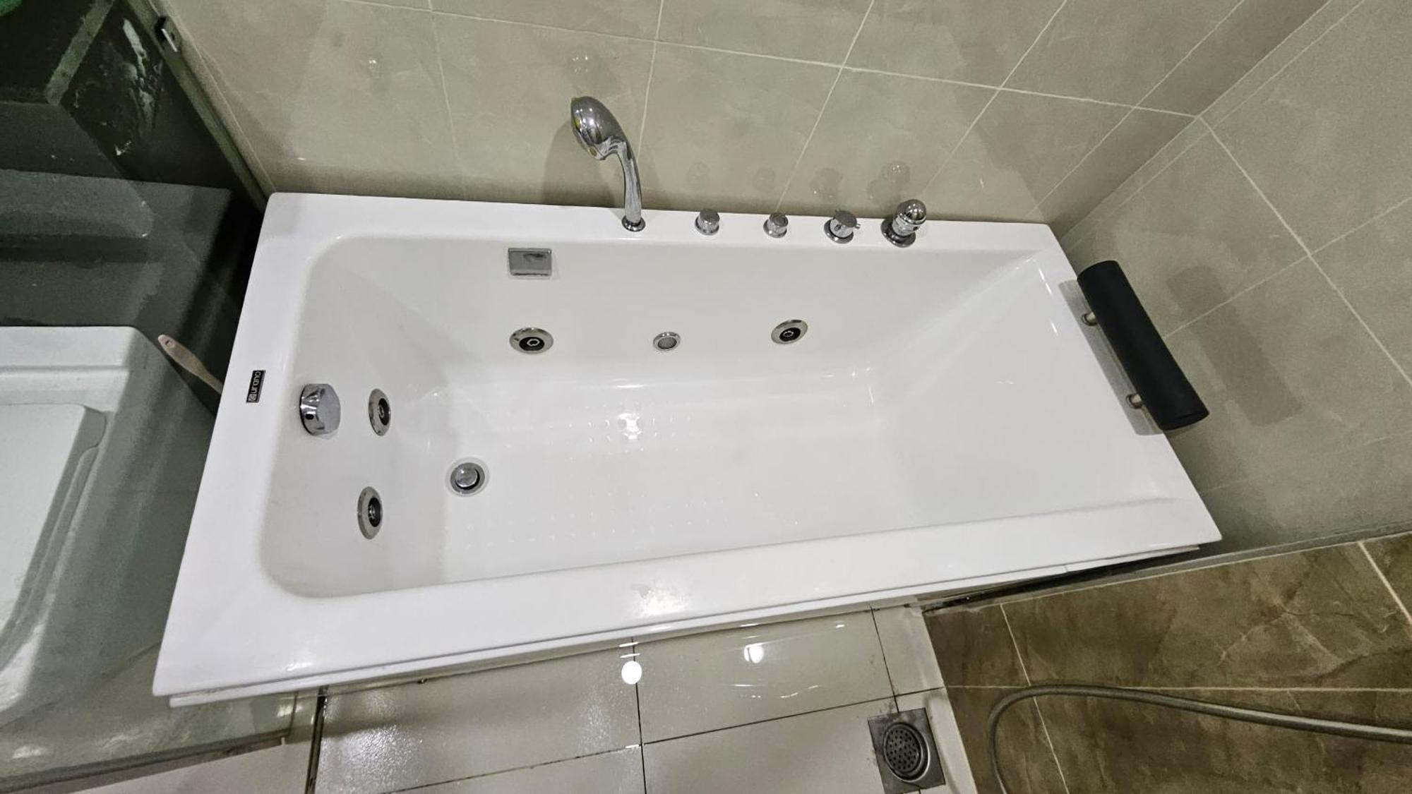 ג'והור בהרו Paragon Suites Studios With Private Jacuzzi Near Ciq Rts מראה חיצוני תמונה