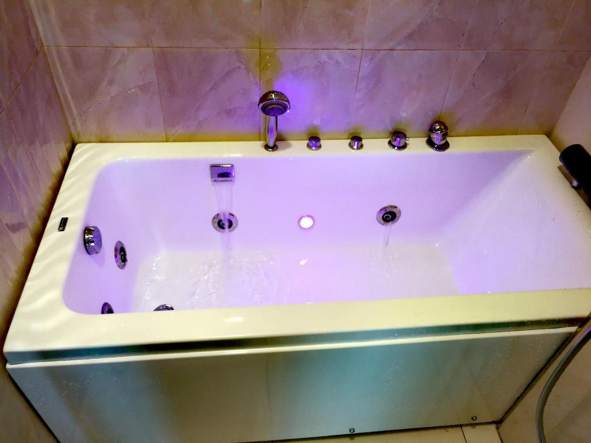 ג'והור בהרו Paragon Suites Studios With Private Jacuzzi Near Ciq Rts מראה חיצוני תמונה